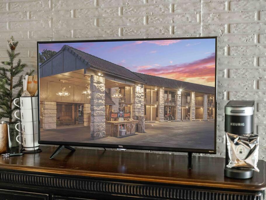 Stonegate Lodge King Bed Wifi Roku Tv Salt Water Pool Room #203 Eureka Springs Zewnętrze zdjęcie